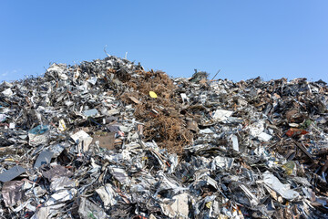 大量の産業廃棄物置き場　ごみ山　スクラップ