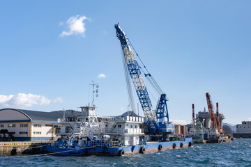 港に停泊しているクレーン船