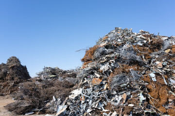 大量の産業廃棄物置き場　ごみ山　スクラップ