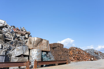 大量の産業廃棄物置き場　ごみ山　スクラップ