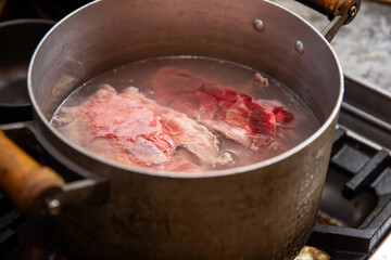 厨房で肉を煮込む　stew meat in the kitchen