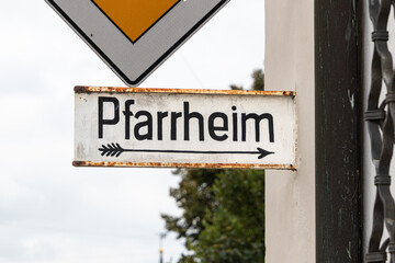 Wegweiser zu Pfarrheim