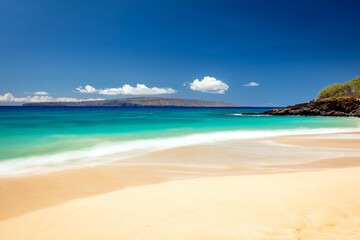Fototapeta na wymiar Hawaii turquoise beach and Kaho'olawe Island from Makena, Maui