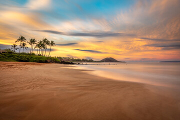 Hawaii phenomenal sunrise from Poolenalena Beach, Maui - obrazy, fototapety, plakaty