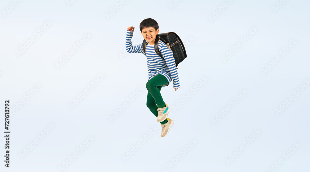 Aufkleber ランドセルを背負って笑顔でジャンプする小学生の男の子（切り抜き背景透過pngも販売しております。作成者リンクから「png」で検索してください）