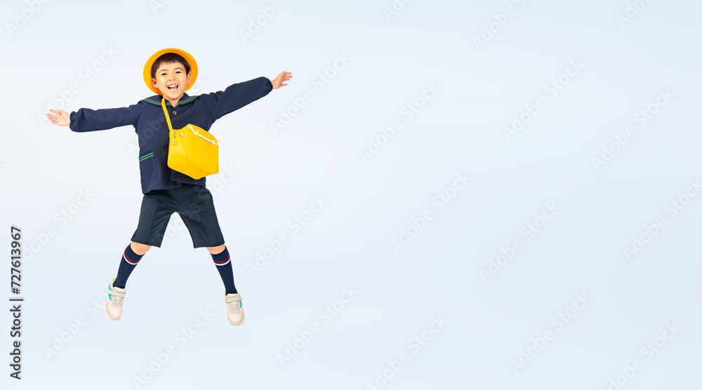 Aufkleber ジャンプする幼稚園児・保育園児の男の子（切り抜き背景透過pngも販売しております。作成者リンクから「png」で検索してください）