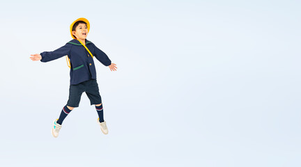 ジャンプする幼稚園児・保育園児の男の子（切り抜き背景透過PNGも販売しております。作成者リンクから「PNG」で検索してください）