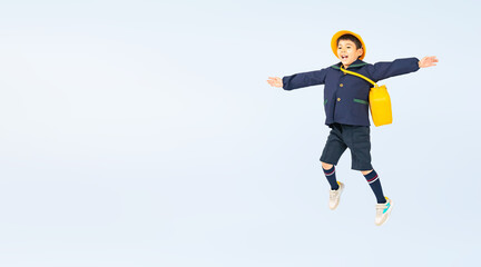 Fototapeta na wymiar ジャンプする幼稚園児・保育園児の男の子（切り抜き背景透過PNGも販売しております。作成者リンクから「PNG」で検索してください）