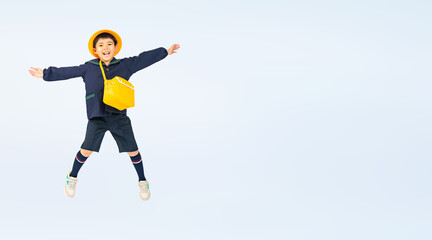 Fototapeta na wymiar ジャンプする幼稚園児・保育園児の男の子（切り抜き背景透過PNGも販売しております。作成者リンクから「PNG」で検索してください）