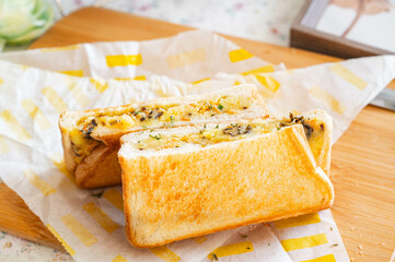 カットしたポテサラホットサンド