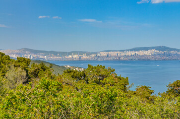 Obraz premium Istanbul Anatolian side scenic view from Buyukada National Park (Adalar, Turkey)