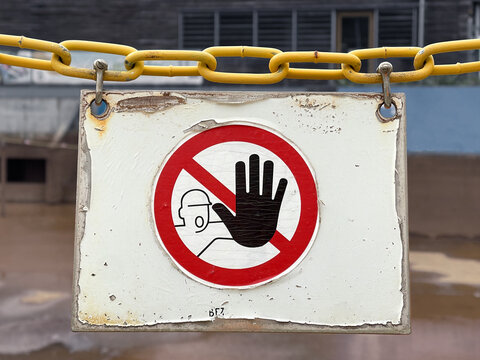 Halt und Stopp Schild an einer Kette
