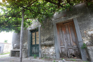 Stary dom.Ruiny,Stare drzwi. - obrazy, fototapety, plakaty