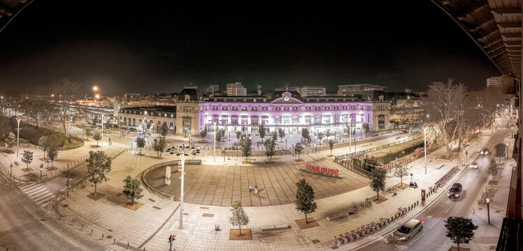 Parvis de la gare Toulouse Matabiau, de nuit avec &eacute;clairage de la ville