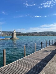 Fototapeta na wymiar Zürichsee mit Denkmal und Steg
