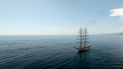 bonito barco de vela visto desde el aire