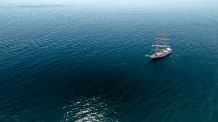 bonito barco de vela visto desde el aire