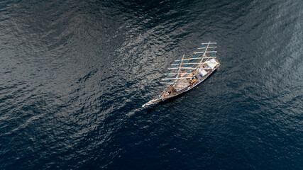bonito barco de vela visto desde el aire