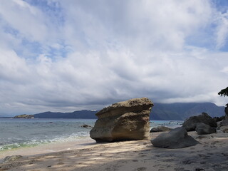Obraz premium Big rock at the beach