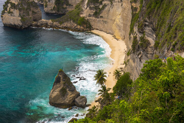 Naklejka premium Aerial view of the Diamond Beach on Nusa Penida, Indonesia