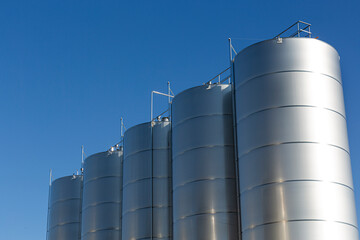 Contenedores de acero inoxidable en fábrica de vino.