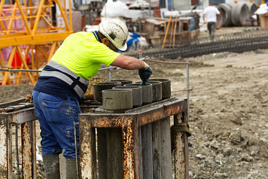 Obrero Trabajando En Obra De Construcción.