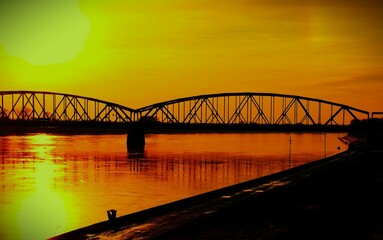 Most stalowy nad Wisłą w Toruniu - obrazy, fototapety, plakaty