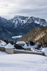 Monastère de la Grande Chartreuse sous la neige, au cœur des montagnes du Parc naturel régional...