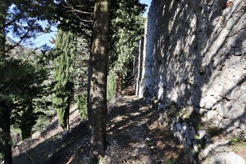 Civita Superiore - Mura di cinta del castello dal sentiero