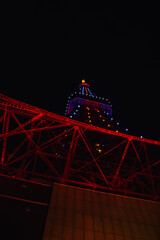 Foto de la Torre de Tokio justo desde abajo iluminada de noche, Japón.
