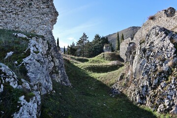 Civita Superiore - Ruderi del castello dall'antica porta di accesso