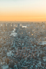 Foto del atardecer sobre la ciudad de Tokyo, Japón.