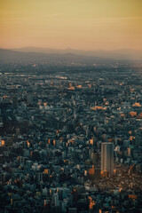 Foto de la ciudad de Tokyo, Japón, desde las alturas con el atardecer de fondo.