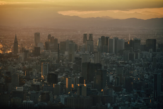Foto de los rascacielos de Tokyo con el atardecer de fondo en Jap&oacute;n.