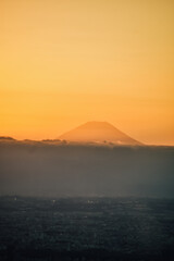 Fototapeta premium Foto del Monte Fuji con el atardecer desde Tokyo, Japón.