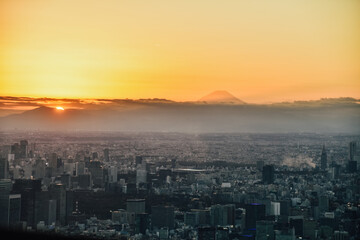 Fototapeta premium Foto del Monte Fuji con el atardecer desde las alturas de Tokio, Japón.