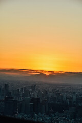 Fototapeta premium Foto del atardecer desde las alturas de Tokio, Japón.