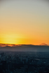 Foto del Monte Fuji con el atardecer desde las alturas de Tokio, Japón.