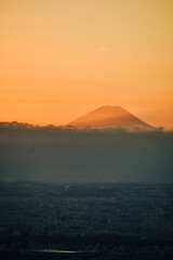 Naklejka na ściany i meble Foto del Monte Fuji con el atardecer desde las alturas de Tokio, Japón.