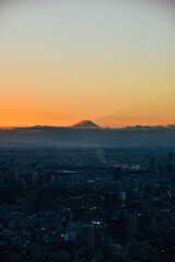Foto del Monte Fuji con el atardecer desde las alturas de Tokio, Jap&oacute;n.