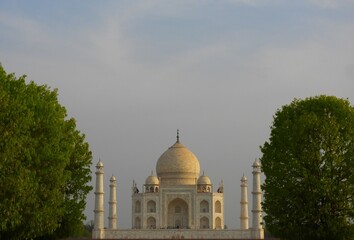 Fototapeta na wymiar Taj Mahal from across the Yamuna river
