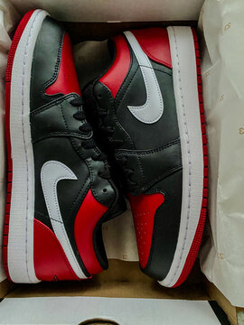Nowe, czerwono-czarne buty Nike Jordan w pudelku.