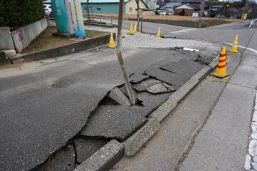 日本の石川県かほく市　地震による液状化現象で破損した道路