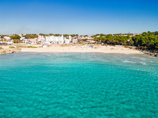 Salento, meravigliosa spiaggia con il mare blu cristallino, vista dal drone