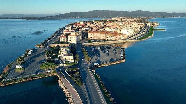 Laguna di Orbetello in Toscana, Italia.
Vista aerea del borgo e della laguna che affaccia sul Monte Argentario.