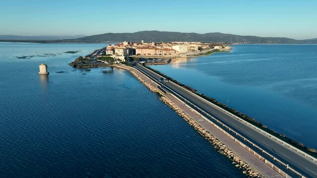 Laguna di Orbetello in Toscana, Italia.
Vista aerea del borgo e della laguna che affaccia sul Monte Argentario.