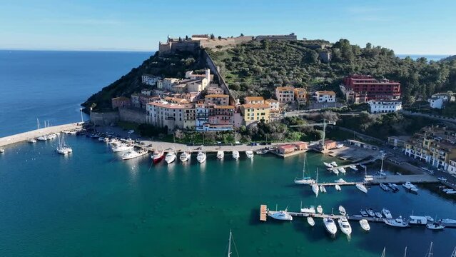 Porto Ercole, esclusiva localit&agrave; turistica di mare in Toscana, Monte Argentario, Italia.
Vista aerea del porto di Porto Ercole sul Monte Argentario. Forte Stella, e Isola Rossa.