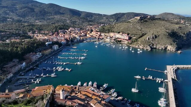 Porto Ercole, esclusiva localit&agrave; turistica di mare in Toscana, Monte Argentario, Italia.
Vista aerea del porto di Porto Ercole sul Monte Argentario.