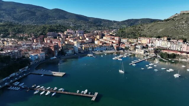 Porto Ercole, esclusiva localit&agrave; turistica di mare in Toscana, Monte Argentario, Italia.
Vista aerea del porto di Porto Ercole sul Monte Argentario.