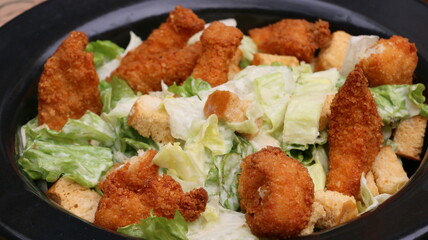 Ensalada césar con pollo rebozado premium